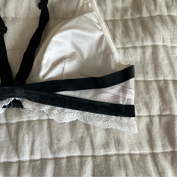 Victoria’s Secret White Chantilly Lace Front Close Triangle Bralette Size Medium - Picture 13 of 15